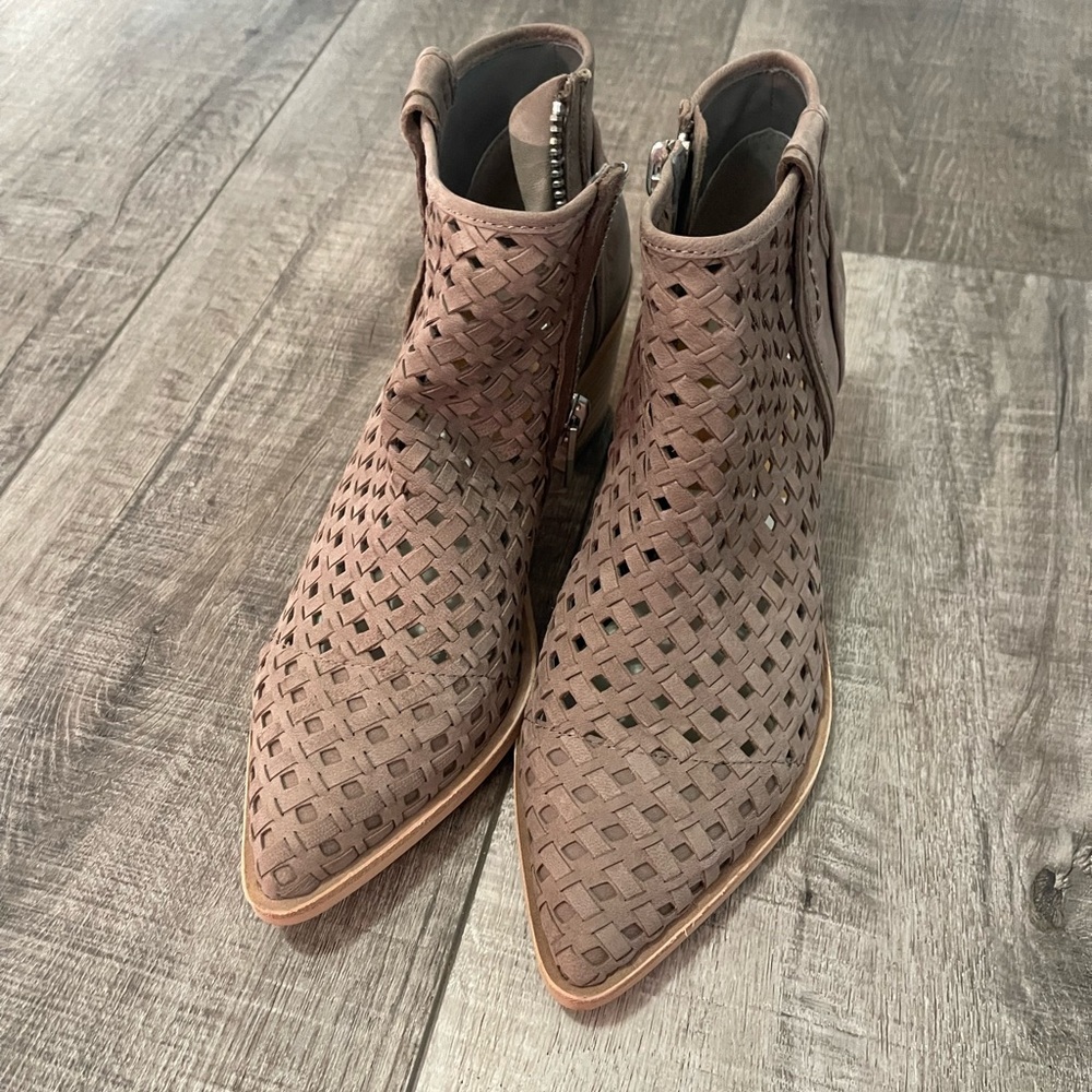 ✨SALE✨ Women's Dolce Vita Booties style "Spence"